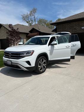 Photo 4 of 13 of 2021 Volkswagen Atlas 3.6L SEL Premium